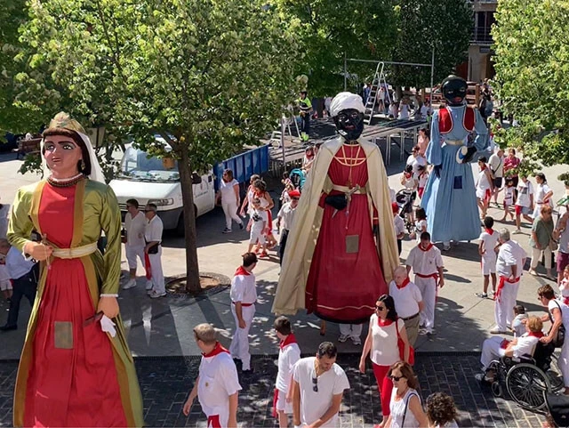 巨大な張り子人形の行列