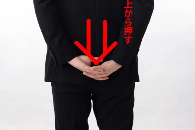 まず指を交互に絡ませて手を組む。その手を他の人に上から下へ軽く押してもらう。バランスが取れていないと片手のわずかな力でも、のけぞるように後ろに倒れる。しかし、バランスが取れていると両手で押しても問題なく姿勢を保てる