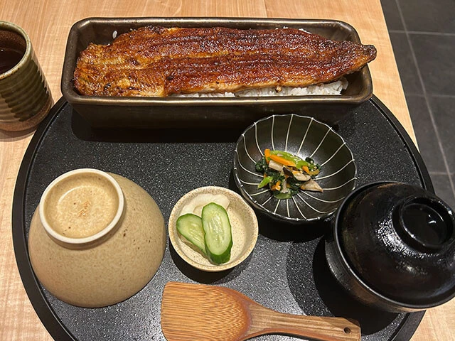 【うなぎ四代目菊川 （きくかわ）】《店舗数》…19店舗　《出店エリア》…東京・神奈川・千葉・石川・☆愛知・三重・京都・大阪・福岡　《漬物》…○　《椀物》…肝吸い付き　《焼き方》…関西風「うなぎ卸問屋が手がけるうな重」お重のふたを開けると、うなぎが1尾どーんと現れる！　脂がよく乗っていて、とにかくご飯が進む。卓上のひきさんしょうも香り豊かで推しポイントのひとつ。お重からお椀にご飯と鰻をよそって食べる演出もユニークだった（注文したメニュー  一本重…5280円＜平日価格＞）