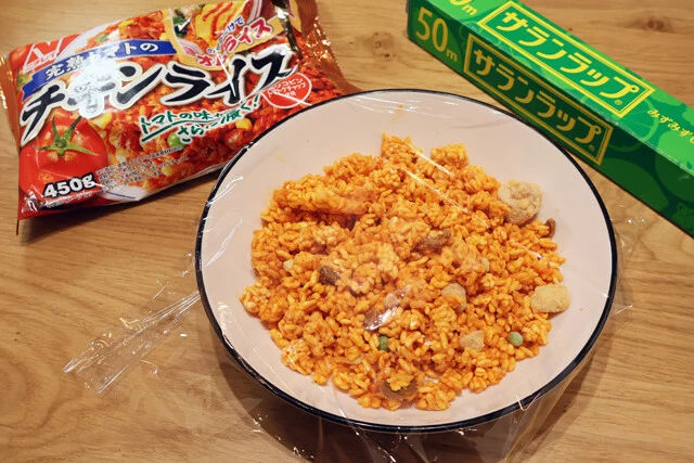 (1)下準備! あらかじめ冷凍チキンライスと吉野家牛丼の具をレンチンして温め、カレーメシには熱湯を注ぎそれぞれ仕上げておく。チキンライスはもちろん手作りしても構わない