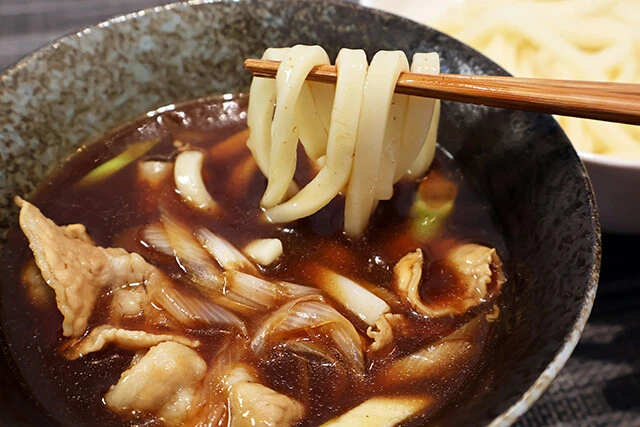 麺屋武蔵肉汁うどん 麺屋武蔵を武蔵野うどん風にアレンジ。残り汁に豚バラ肉とネギを入れてひと煮立ち。半冷凍くらいの状態のうどんを浸して食らうべし!