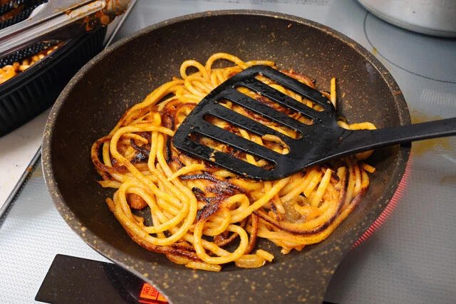 (1)焼く! フライパンに油を引いて熱し、ナポリタンを食べたいだけ入れる。全体をくっつけるつもりで押し潰すように焼き、たびたびひっくり返して両面にガッツリ焦げ目をつけていこう