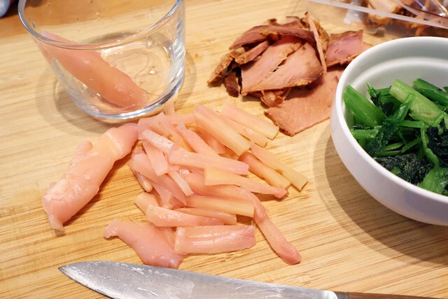 （１）切る！　まずは具材の下準備。岩下の新生姜は細切りにし、焼き豚はひと口サイズにカット。冷凍ホウレンソウはそのままで構わない。その他具材にはうずらのゆで卵もオススメだ