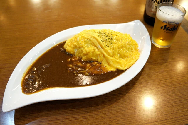 【カレーオムライス】地元にずっと前からあったはずなのに見えていなかったノスタルジックファミレスで、ビールと美味と空気に酔う:パリッコ『今週のハマりメシ』第143回