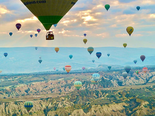 トルコ・カッパドキアの奇岩群をすり抜ける気球ツアー