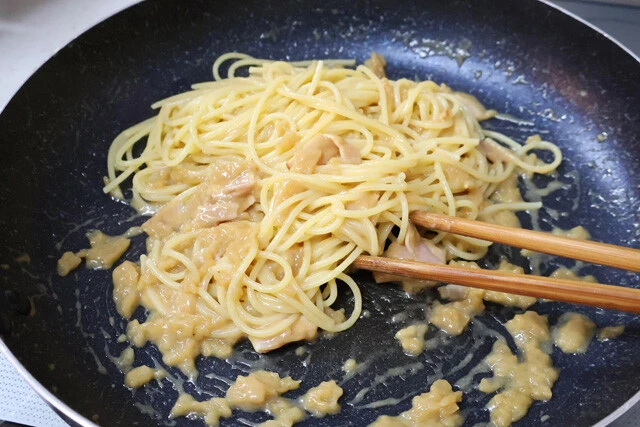 (3)絡める! (2)と並行して鍋でパスタをゆでておく。ゆで上がったら(2)に移してソースをパスタ全体に絡めるようによくかき混ぜる。用意するパスタはお好みの太さでOKだ