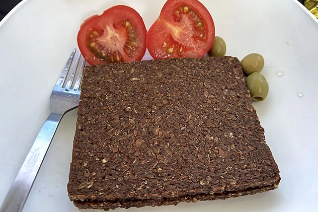 骨しゃぶり氏が毎朝食べているプンパーニッケル。「パサパサしていておいしくないという人もいるが、それを補って余りある食物繊維が魅力」(同氏