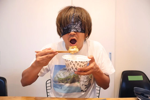 (4)目隠し! そのまま気にせず食べてもウマいが、目隠しをすることできっとうなぎっぽさをいっそう感じられるはず。単純にうなぎのタレ+山椒+チキンは相性抜群。お試しあれ!