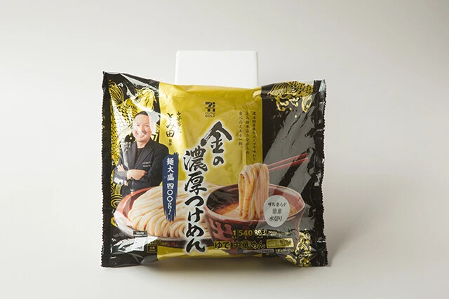 千葉県松戸市の有名店監修。濃厚豚骨魚介スープとコシのある太麺を再現。麺も400gと大盛りだ