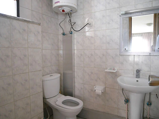 清潔感のあるトイレと熱いお湯が出るシャワー