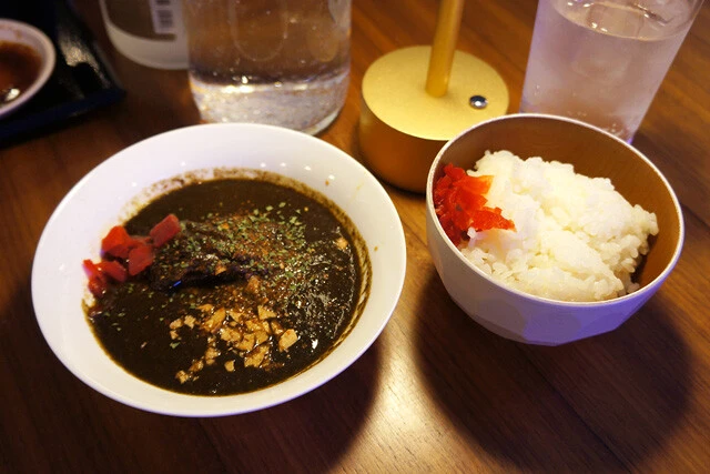 「ブラックカレーの頭」と「普通ご飯」