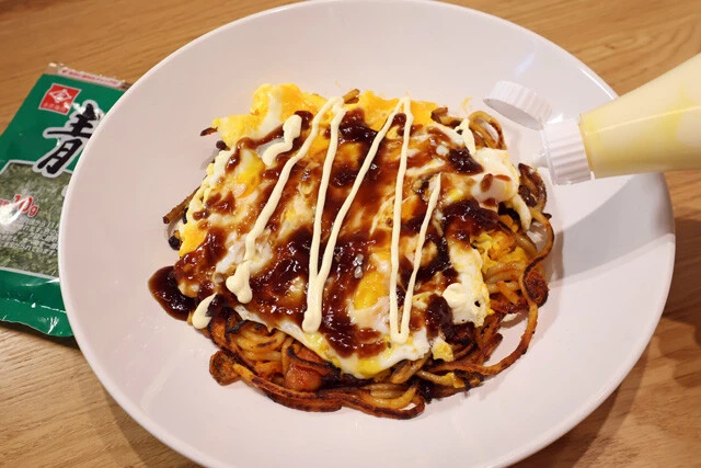 (4)仕上げ! あとはお好み焼きソースとマヨネーズをたっぷりとかけ、青のりを振りかければ完成。味が濃そうに見えるが、卵をたくさん使っているので意外とバランス完璧。お試しあれ!