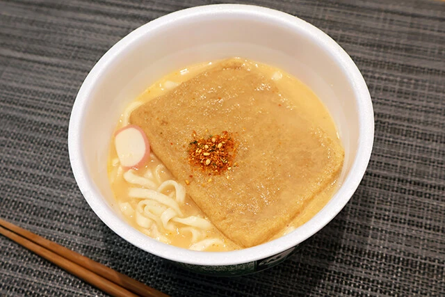 粉末スープを入れずに作ったどん兵衛きつねうどんを湯切りし、一風堂の鍋スープを注ぐだけ。まろやかな豚骨スープが激ハマり!