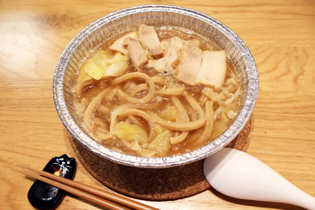 (1)食べる! 「背脂にんにく豚ラーメン にんにく醤油味」をコンロで加熱調理し、普通に麺と具を食べる。スープはこの後使うので、なるべく残しておけるように気をつけながら食べること