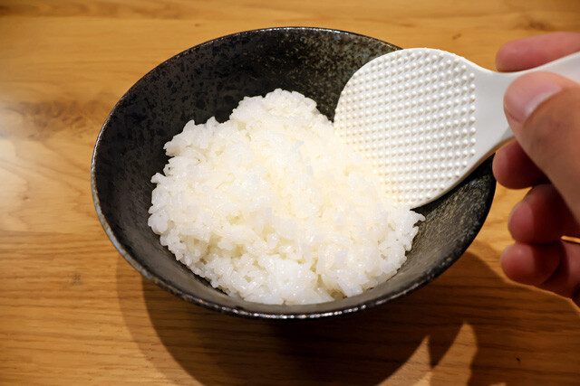 （１）ご飯！大きめの茶碗にご飯をたっぷり盛り、中央に卵をのせるためのくぼみを作る。味は濃いめに仕上がるので大盛り推奨。レンチンご飯を使う場合は1.5～2パックくらい使うとよい