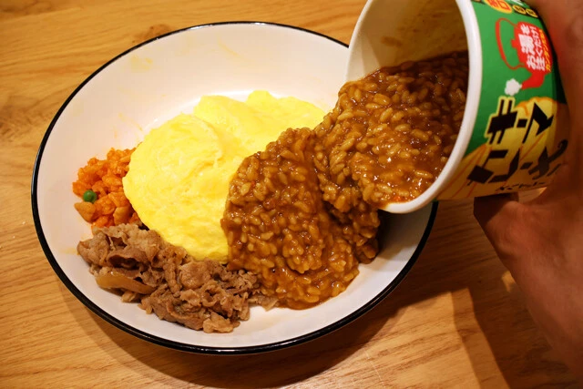 (4)ぶっかけ! カレーメシをしっかりとかき混ぜてとろみが出たら、(3)の上から豪快にぶっかければ完成。カレーメシをソースにしてオムライスを食べる新感覚。食感も味も抜群に合う!