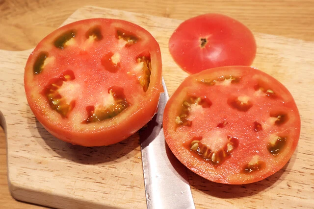 (1)トマト! トマトを1~2㎝程度の輪切りにし、トースターもしくはフライパンで焼いておこう。できればそうめんの調理前から早めに準備しておき、冷蔵庫などで冷やしておければ完璧