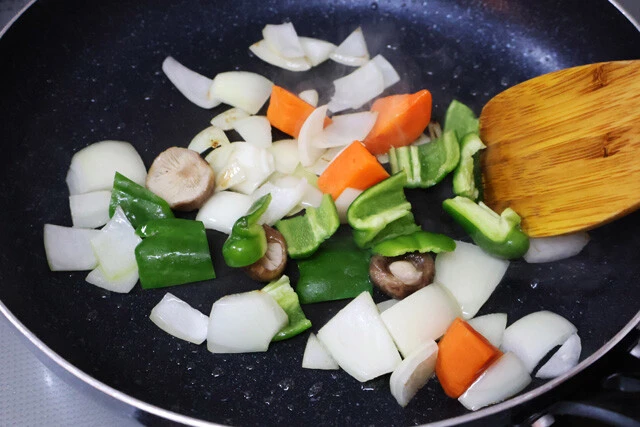 (2)炒める! クックドゥの裏面に記載されている材料や調理手順に従い、野菜を炒めるところまで進める。今回ニンジンとシイタケは冷凍の野菜セットを使用。冷凍食品を活用するとお手軽だ