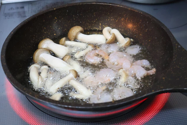 (2)揚げる! 小さめのフライパンにラードを入れ、加熱して溶かす。温度が上がったら解凍して水気を切ったむきえびとシメジを入れて素揚げする。具材は好きなものに替えてもOK