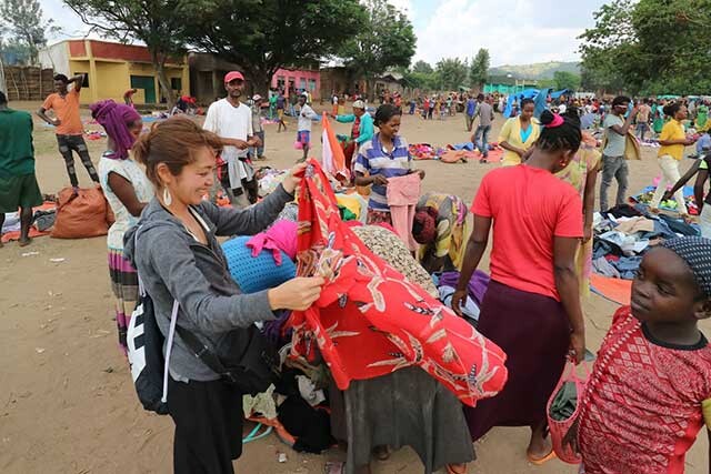 エチオピアのジンカマーケットで買った赤いシャツ