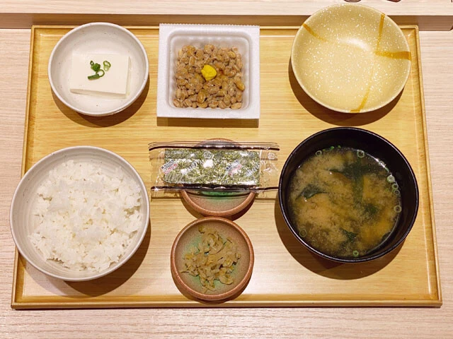 【やよい軒】納豆朝食●370円　ご飯お代わり自由なので、1杯目は納豆で、2杯目は卓上のだしでお茶漬けに