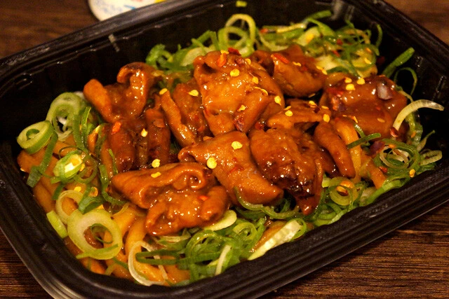 【こてっちゃんホルモン焼きうどん】ファミリーマート商品だけで作る"こてっちゃんマシマシホルモン焼きうどん"が、いくらなんでもうますぎた:パリッコ『今週のハマりメシ』第162回