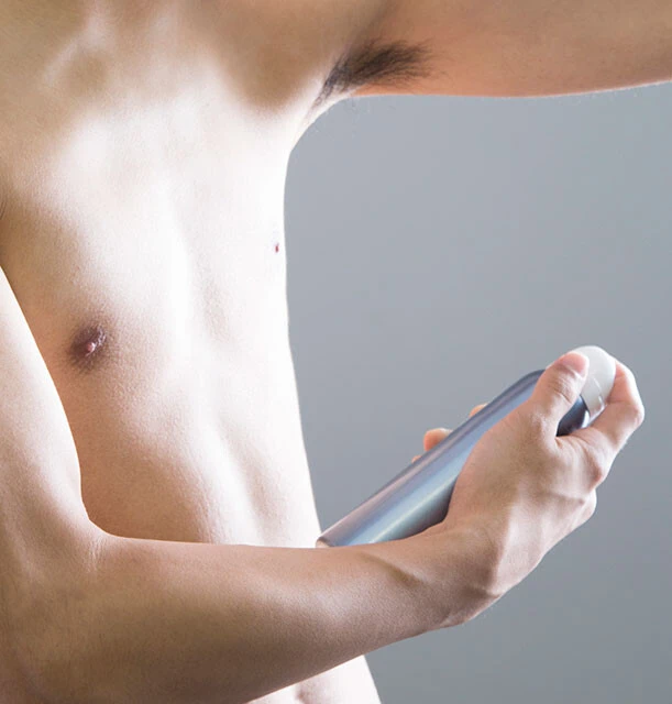 汗をかいたらこまめに拭き取ったり、消毒スプレーを使うことでにおいは抑えられる。蒸れやすい冬もワキガに注意だ