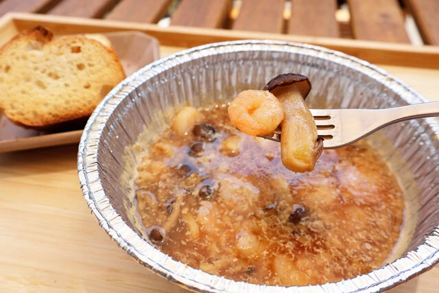 【冷凍豚ラーメンでアヒージョ風】お手軽なのに絶品おつまみ完成！ 冷凍豚ラーメンのスープを使って二郎系アヒージョ風にアレンジ！＜野島慎一郎のバカレシピ＞