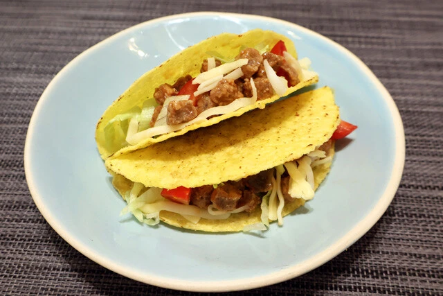 謎肉タコス　タコソースを調達したらお湯で戻した謎肉に絡め、お好みの具材と一緒にタコスの皮で挟もう。もちろんタコライスにして食べても激ウマ！