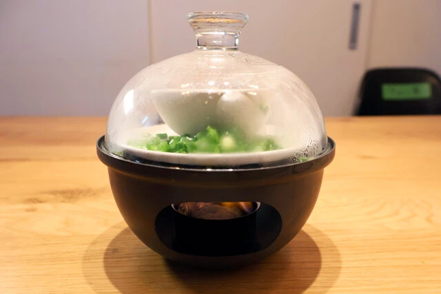 (1)燻製① まずは、めんつゆと具を先に燻製する。具はお好みのものでもOK。燻製器はドウシシャの「もくもくクイックスモーカーS」を使用。なんでも気軽に燻製ができて便利だ!