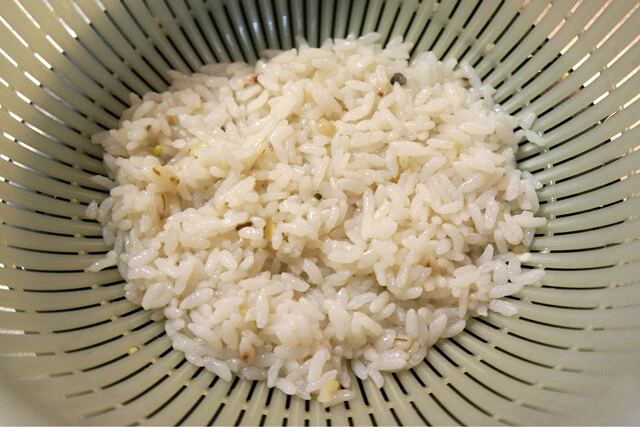 まずは米をよく洗う