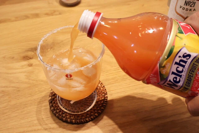 (3)ジュース! 続いてグレープフルーツジュースを注ぎ、よくかき混ぜれば完成。ジュースの量はお好みで調整可能。今回はピンクグレープフルーツジュースを使用した。カクテルは自由だ!