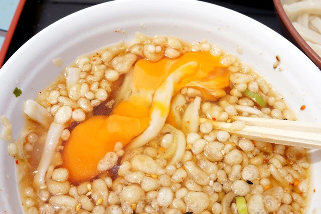 つゆは生玉子入り