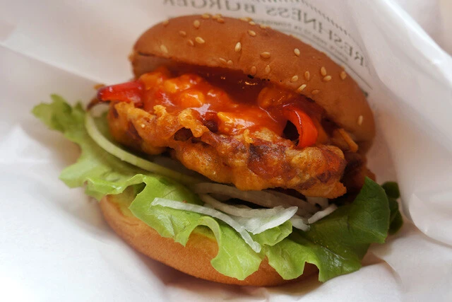 【シンガポールチリクラブバーガー】かに1匹を丸々使ったフレッシュネスバーガーの期間限定メニューをハッピーアワービールで流し込む!:パリッコ『今週のハマりメシ』第141回