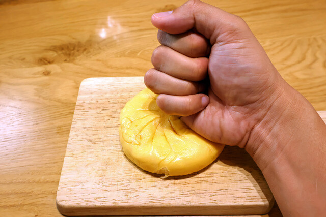 （５）潰す！今回作ったトロピカルカレーはチーズナンで食べてもウマい。入手できなかった場合はピザまんを潰し、カレーをつけて食べてみよう。わんぱくな食べ方だが、驚きのウマさ！