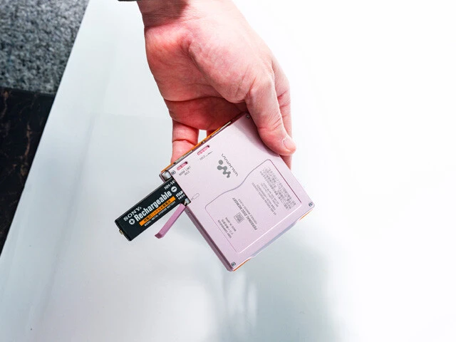 ほぼケース入りMDサイズのコンパクトさで録音もできるポータブルMDまで登場。「小さくて薄い」を実現するのに重要だったのが板ガム形の特別な電池だ