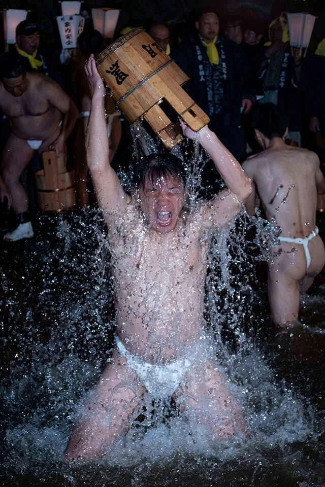 本誌記者も参戦。裸参りでは川の水を浴び、邪気を正すという意味がある「ジャッソウ、ジョヤサ」を叫びながら境内を歩き回る