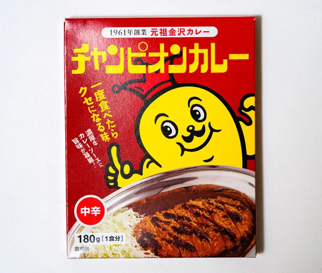 チャンピオンカレー 中辛　ドロッと濃厚な元祖金沢カレーの名店の味をそのままパウチ。ぜひ千切りキャベツやカツを添えて食べたい！（チャンピオンカレー／351円）