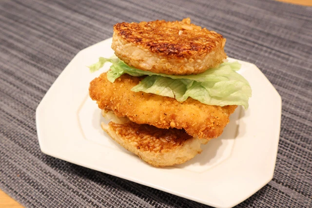 ファミチキライスバーガー セブンの「7P焼おにぎり」2個を温めたら潰して形を整え、レタスとファミチキを挟むだけ。お好みでマヨネーズやチーズを挟んでもOK!