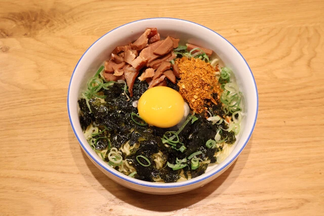 汁なし担々麺とジャージャー麺のあいがけも、韓国のりを山ほどかけた一風堂油そばも絶品。家でしかできないアレンジを楽しもう！