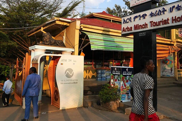 「Tourist Hotel」の入り口ではセキュリティチェックがある