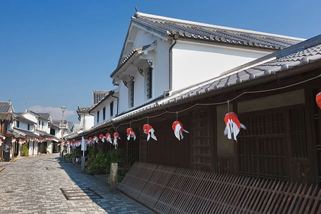 柳井の白壁。古くは江戸時代中期に造られた白壁の商家などが残る町並み。夏祭りの時期は郷土民芸品の「金魚ちょうちん」が軒に飾られる