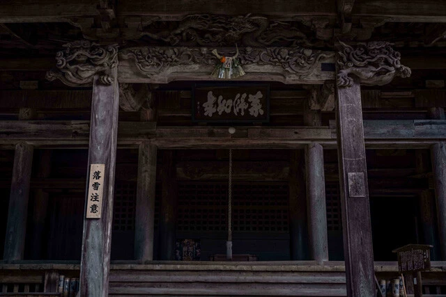 「黒石寺」は729年に創建されたと伝わる天台宗の寺院。写真は1884年に再建され今もその姿を残す、同寺院の本堂だ