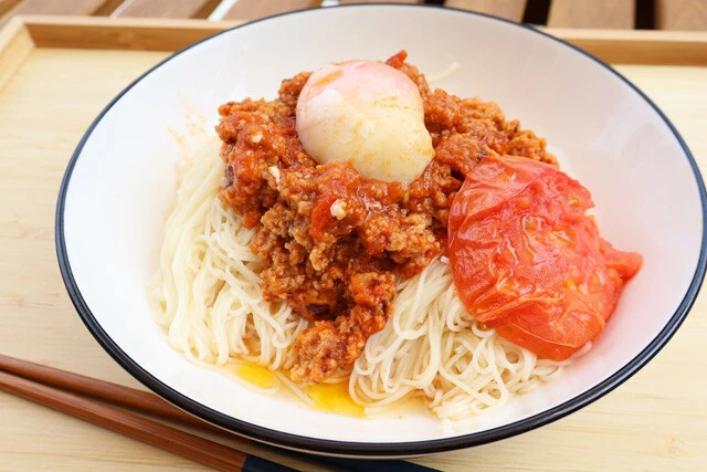 【うまトマハンバーグの冷製そうめん】松屋の夏限定メニュー・うまトマハンバーグをそうめんにぶっかける豪快お手軽フード！＜野島慎一郎のバカレシピ＞
