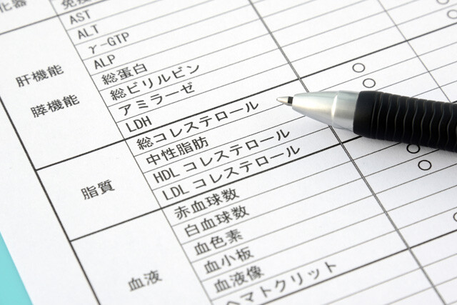 日本では、事業者が労働者に対して健康診断を受けさせることが労働安全衛生法で義務づけられている。正社員、契約社員、パートなど、雇用形態に関係なくすべての従業員が対象で、身体計測、血圧測定、血液検査、尿検査など多岐にわたる