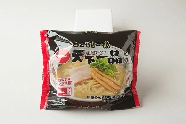 言わずと知れた京都こってりラーメンの名店。こちらも器いらずで、そのままレンジ調理するだけで楽しめる