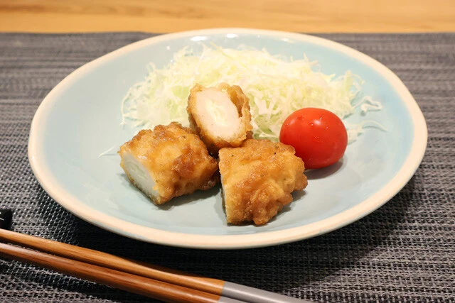 タルタルinクリスピーのチキン南蛮 麺つゆとぽん酢を1:1で混ぜたらフライパンで沸騰させ、ファミマのタルタルinクリスピーを投入してタレを衣に吸わせれば、ひと口チキン南蛮の完成!