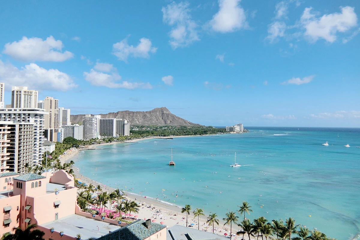 ホノルル（アメリカ）海水浴客でにぎわう、常夏の「ワイキキビーチ」【往復航空券目安（5/3～7）】・9万9310円（ANA／成田）　・10万3980円（ZIPAIR／成田）　・11万3710円（ハワイアン航空／羽田）