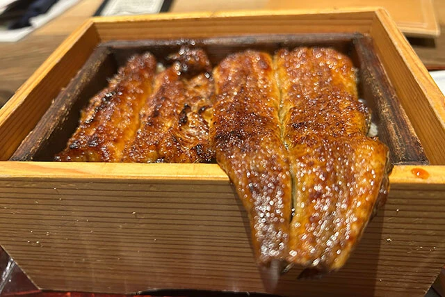 【にょろ助（すけ）】「確かな技術の高級路線！」器からうなぎがはみ出すインパクト重視の演出にテンションが上がる。パリパリとした皮の食感、ほんのり漂う炭の香りは、確かな地焼きの技術を感じさせる。銀座という立地もあってか、店内には外国人観光客も多かった（注文したメニュー　鰻丼 並...4180円）