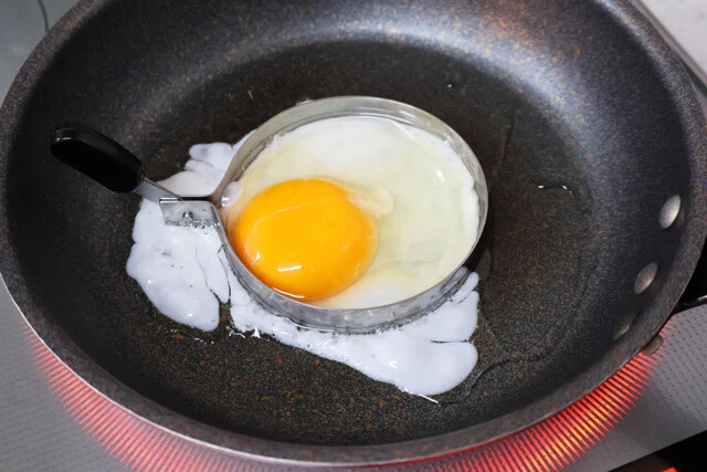(3)たまご! 続いて目玉焼きを焼く。目玉焼きの型はAmazonや楽天市場などで安く買うことができる。これで丸く焼き上げられると、お店クオリティの見た目になるのでオススメ!